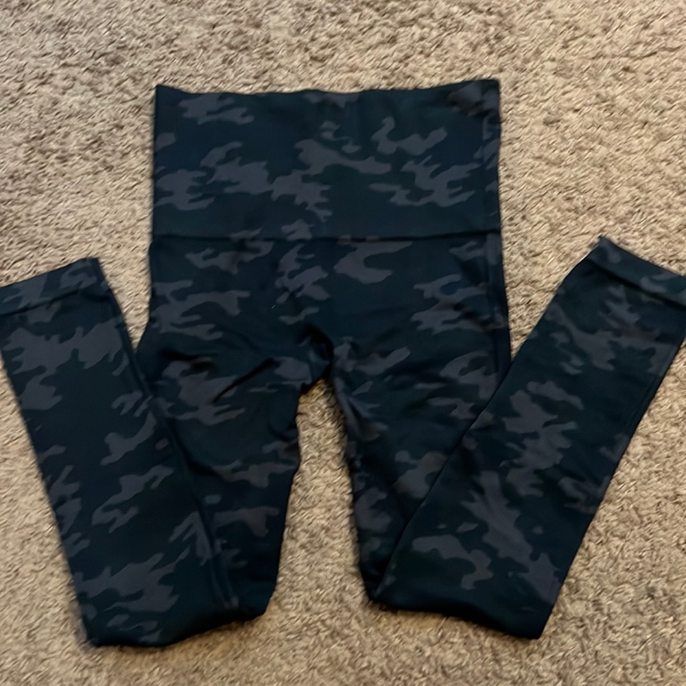 SPANX Look at Me Now Black Camo Leggings!